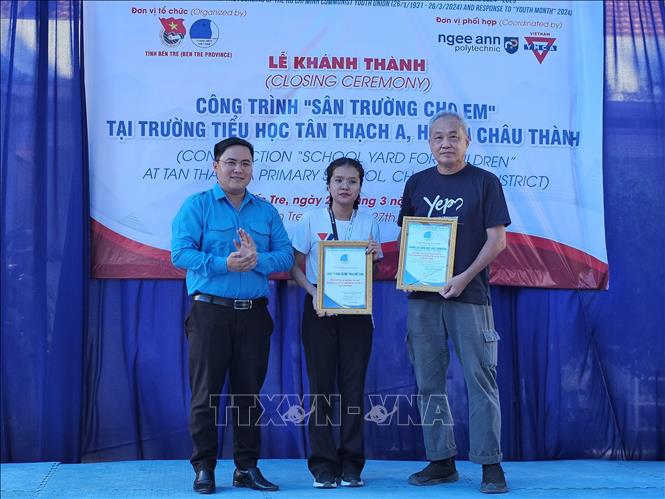 Tỉnh đoàn, Hội Liên hiệp thanh niên Việt Nam tỉnh Bến Tre trao thư cảm ơn cho Công ty trách nhiệm hữu hạn Xã hội YMCA và sinh viên trường Cao đẳng Ngee Amn (Ngee Amn Polytechnic) Singapore. Ảnh: Chương Đài - TTXVN