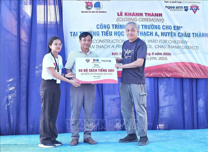 Công ty trách nhiệm hữu hạn Xã hội YMCA và sinh viên trường Cao đẳng Ngee Amn (Ngee Amn Polytechnic) Singapore trao tặng trường Tiểu học Tân Thạch A (huyện Châu Thành) 60 bộ sách Tiếng Anh. Ảnh: Chương Đài - TTXVN