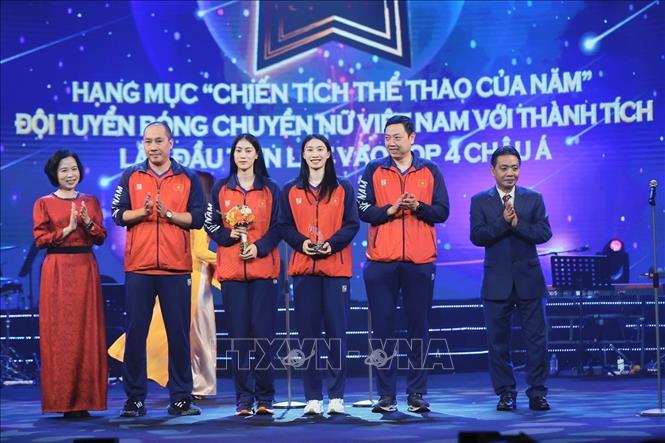 Tổng giám đốc TTXVN Vũ Việt Trang cùng Thứ trưởng Bộ Văn hoá, Thể thao và Du lịch Hoàng Đạo Cương trao giải Thể thao, hạng mục “Chiến tích thể thao của năm” cho Đội tuyển bóng chuyền nữ Việt Nam. Ảnh: Minh Quyết - TTXVN