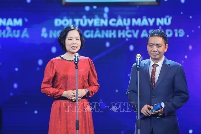 Tổng giám đốc TTXVN Vũ Việt Trang cùng Thứ trưởng Bộ Văn hoá, Thể thao và Du lịch Hoàng Đạo Cương công bố giải Thể thao, hạng mục “Chiến tích thể thao của năm”. Ảnh: Minh Quyết - TTXVN