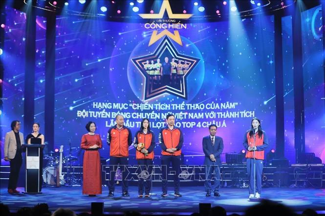 Tổng giám đốc TTXVN Vũ Việt Trang cùng Thứ trưởng Bộ Văn hoá, Thể thao và Du lịch Hoàng Đạo Cương trao giải Thể thao, hạng mục “Chiến tích thể thao của năm” cho Đội tuyển bóng chuyền nữ Việt Nam. Ảnh: Minh Quyết - TTXVN