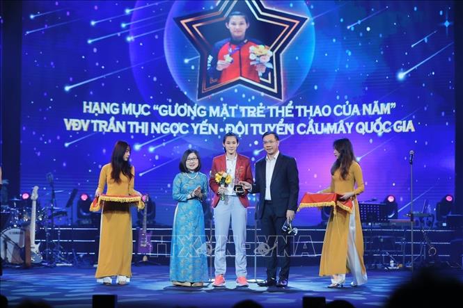 Phó Tổng giám đốc TTXVN Đoàn Thị Tuyết Nhung và HLV trưởng Đội tuyển Bắn súng Quân đội Hoàng Xuân Vinh trao giải Thể thao, hạng mục “Gương mặt trẻ thể thao của năm” cho tuyển thủ cầu mây quốc gia Trần Thị Ngọc Yến. Ảnh: Minh Quyết - TTXVN