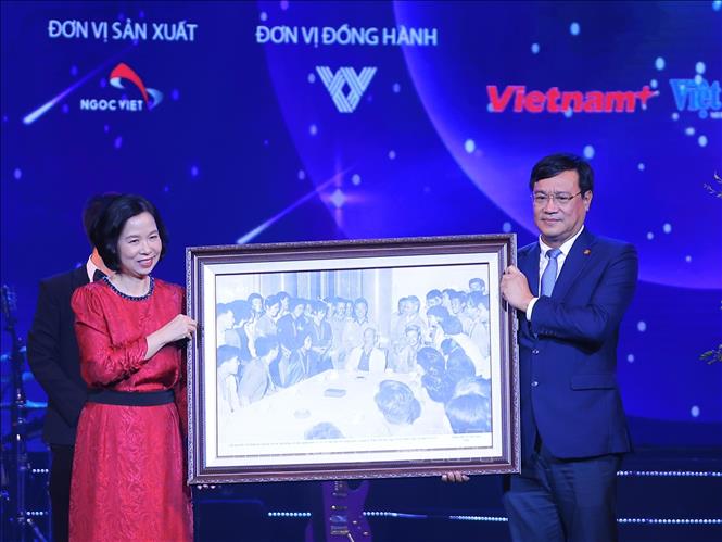 Tổng Giám đốc TTXVN Vũ Việt Trang trao tặng bức ảnh do phóng viên TTXVN chụp 