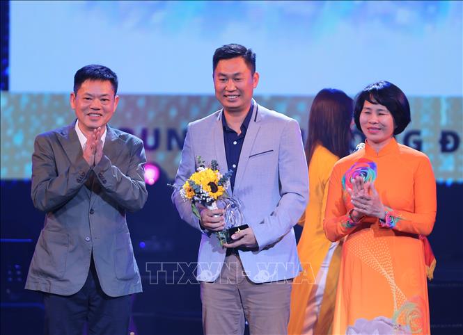 Bà Lê Thị Hoàng Yến, Phó Cục trưởng Cục TDTT và Phó TBT Báo Thể thao và Văn hóa Trần Việt Dũng trao giải 