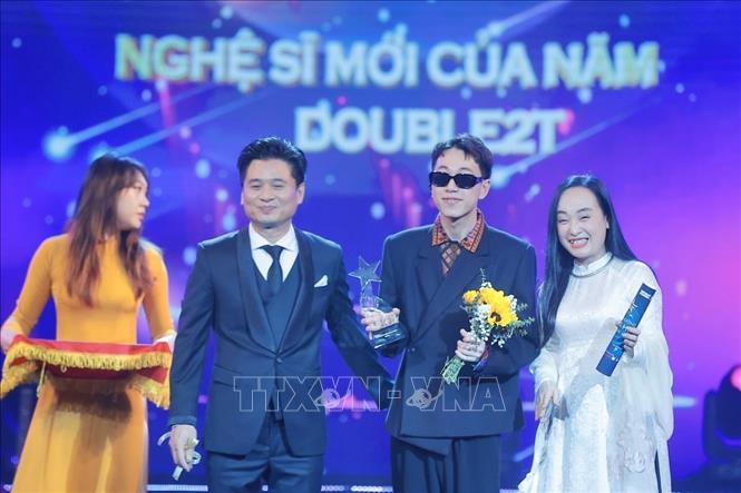 NSND Tấn Minh và NSND Thu Huyền trao giải Âm nhạc, hạng mục “Nghệ sĩ mới của năm” cho nghệ sĩ Double2T. Ảnh: Minh Quyết - TTXVN