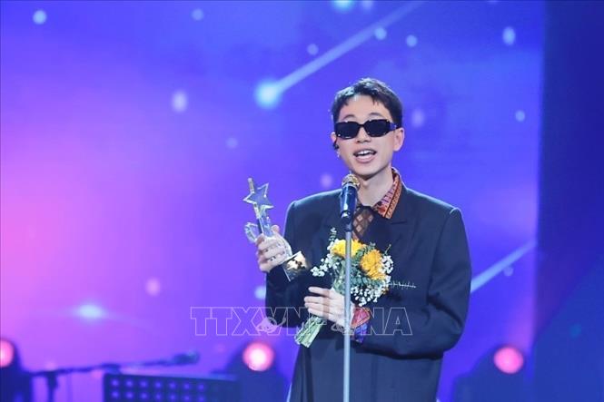 Nghệ sĩ Double2T nhận giải Âm nhạc, hạng mục “Nghệ sĩ mới của năm”. Ảnh: Minh Quyết - TTXVN