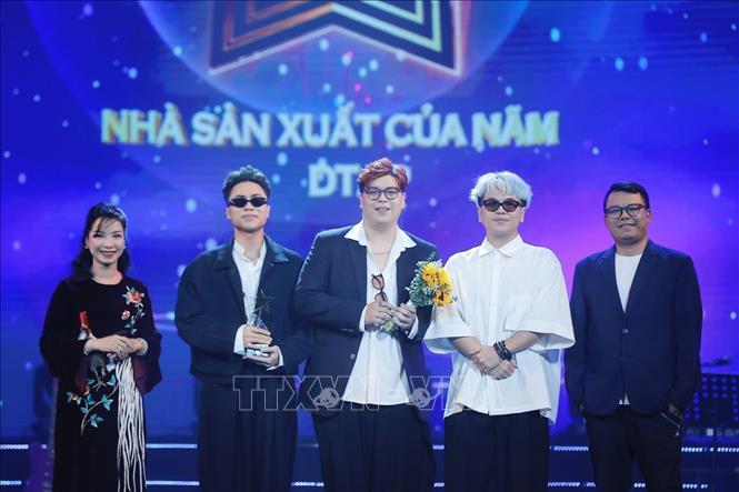 Nhạc sĩ Hồng Kiên và Nhà báo Trần Hồng Hà trao giải Âm nhạc, hạng mục “Nhà sản xuất của năm” cho nhóm DTAP. Ảnh: Minh Quyết - TTXVN