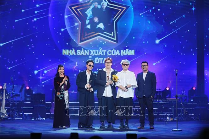 Nhạc sĩ Hồng Kiên và Nhà báo Trần Hồng Hà trao giải Âm nhạc, hạng mục “Nhà sản xuất của năm” cho nhóm DTAP. Ảnh: Minh Quyết - TTXVN