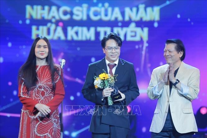 Nhạc sĩ - NSND Quang Vinh và NSND Mai Hoa trao giải Âm nhạc, hạng mục “Nhạc sĩ của năm” cho nhạc sĩ Hứa Kim Tuyền. Ảnh: Minh Quyết - TTXVN