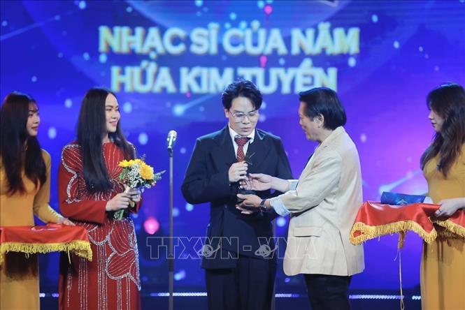 Nhạc sĩ - NSND Quang Vinh và NSND Mai Hoa trao giải Âm nhạc, hạng mục “Nhạc sĩ của năm” cho nhạc sĩ Hứa Kim Tuyền. Ảnh: Minh Quyết - TTXVN