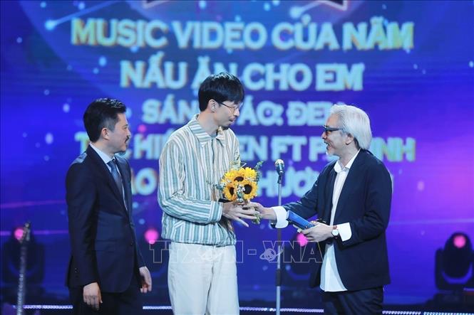 Nghệ sĩ Dương Minh Long và Tổng biên tập Báo Thể thao và Văn hóa, Trưởng Ban tổ chức Giải Lê Xuân Thành trao giải Âm nhạc, hạng mục “Music Video của năm” cho video 