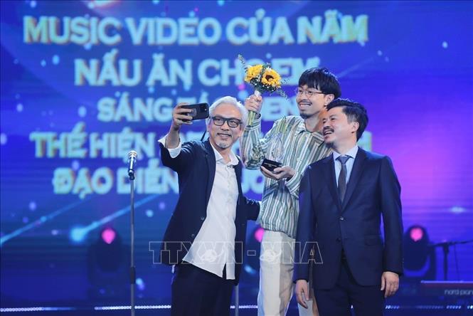 Nghệ sĩ Dương Minh Long và Tổng biên tập Báo Thể thao và Văn hóa, Trưởng Ban tổ chức Giải Lê Xuân Thành trao giải Âm nhạc, hạng mục “Music Video của năm” cho video 