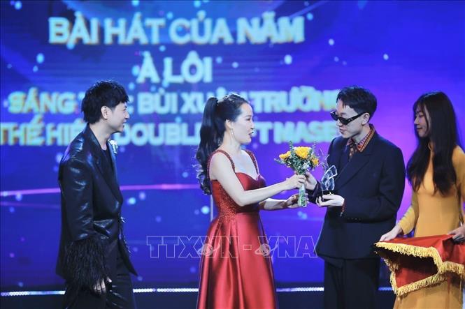 Nhạc sĩ Giáng Son trao giải Âm nhạc, hạng mục “Bài hát của năm” cho nghệ sĩ Double2T với bài hát “À Lôi”. Ảnh: Minh Quyết - TTXVN