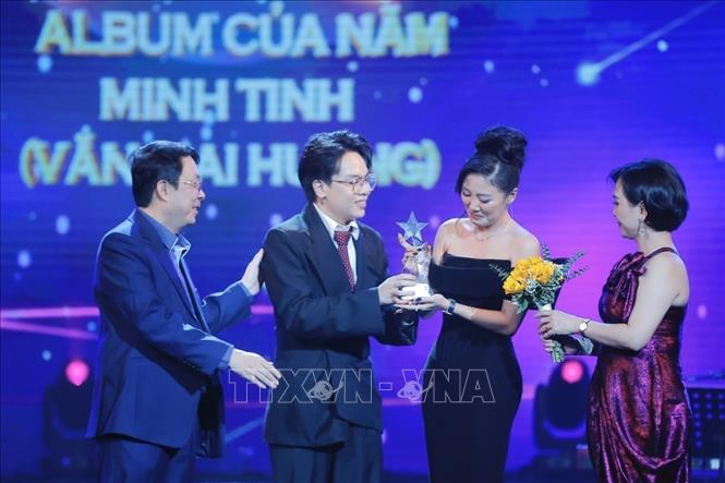 Nhạc sĩ Xuân Thuỷ và NSƯT Thanh Tâm trao giải Âm nhạc, hạng mục “Album của năm” cho album Minh Tinh của ca sĩ Văn Mai Hương và Êkip. Ảnh: Minh Quyết - TTXVN