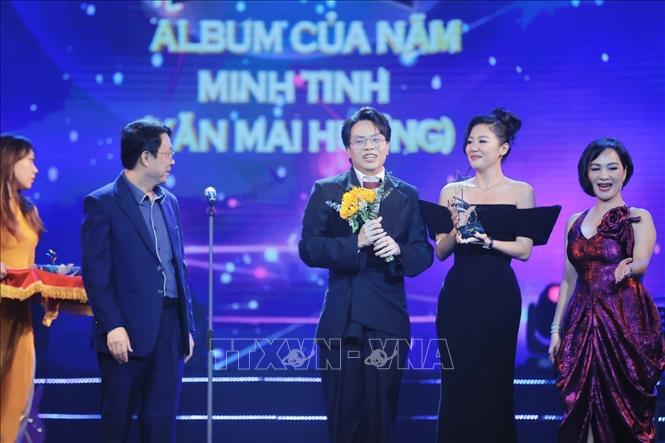 Nhạc sĩ Xuân Thuỷ và NSƯT Thanh Tâm trao giải Âm nhạc, hạng mục “Album của năm” cho album Minh Tinh của ca sĩ Văn Mai Hương và Êkip. Ảnh: Minh Quyết - TTXVN