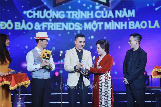 NSND Trần Ly Ly và NSND Xuân Bắc trao giải thưởng hạng mục “Chương trình của năm