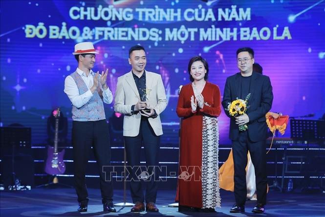 NSND Trần Ly Ly và NSND Xuân Bắc trao giải thưởng hạng mục “Chương trình của năm