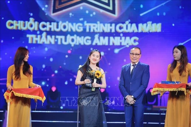 Nhà báo Lại Văn Sâm trao giải thưởng hạng mục 