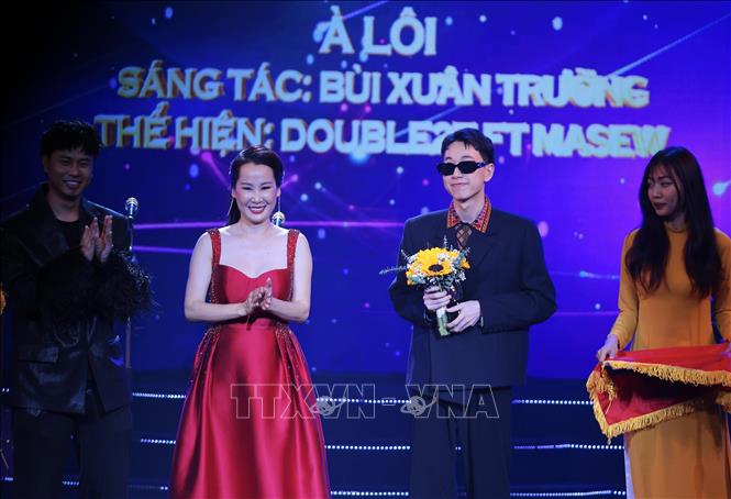 Rapper Double2T với bài hát 