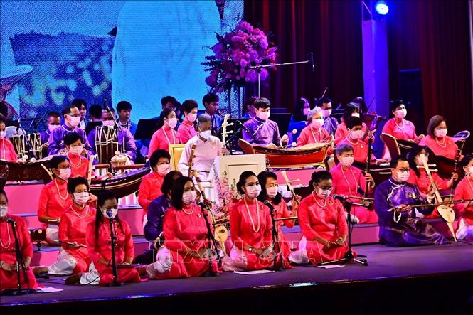 Thai princess Maha Chakri Sirindhorn (in the centre) performs her work. VNA/Photo by courtesy
