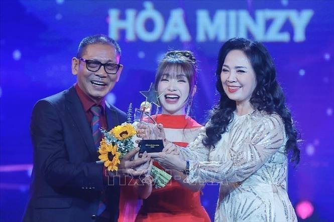 NSND Đức Long và NSND Thái Bảo trao giải thưởng hạng mục 