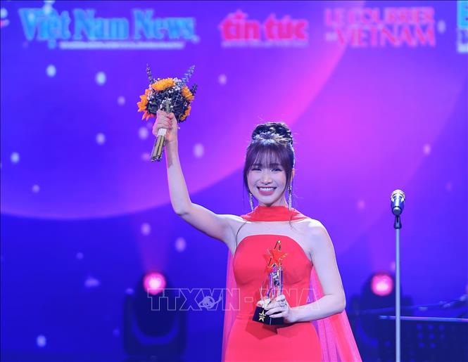 Nữ ca sĩ Hòa Minzy nhận giải 