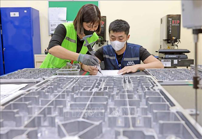 Công ty TNHH BIGL Việt Nam (vốn đầu tư của Singapore) chuyên sản xuất, gia công các sản phẩm linh kiện điện tử với quy mô 1,5 triệu sản phẩm/năm. Ảnh: Trần Việt - TTXVN
