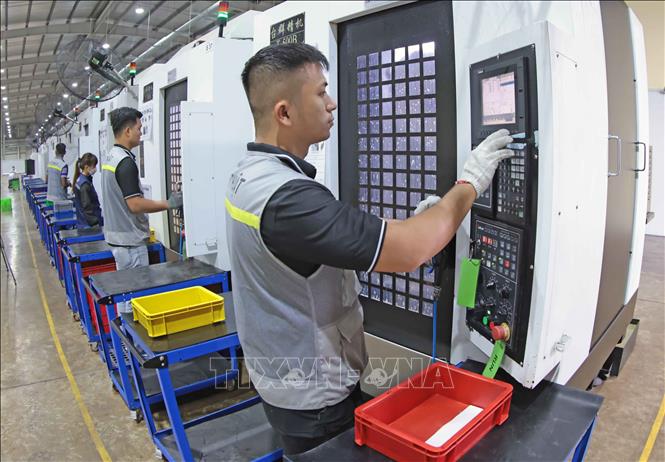 Gia công sản phẩm linh kiện điện tử tại Công ty TNHH BIGL Việt Nam (vốn đầu tư của Singapore) ở KCN Sông Công II. Ảnh: Trần Việt - TTXVN