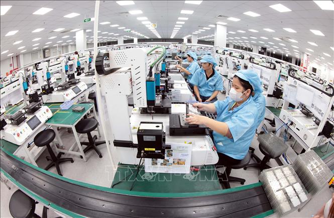 Công ty TNHH Khvatec Thái Nguyên (vốn đầu tư của Hàn Quốc) tại KCN Yên Bình, thành phố Phổ Yên chuyên dập, đúc, mạ, lắp ráp các linh kiện điện tử phục vụ cho ngành công nghiệp điện tử. Ảnh: Trần Việt - TTXVN