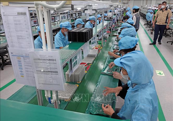 Công ty TNHH Khvatec Thái Nguyên (vốn đầu tư của Hàn Quốc) tại KCN Yên Bình, thành phố Phổ Yên chuyên dập, đúc, mạ, lắp ráp các linh kiện điện tử phục vụ cho ngành công nghiệp điện tử. Ảnh: Trần Việt - TTXVN