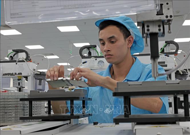 Công ty TNHH Khvatec Thái Nguyên (vốn đầu tư của Hàn Quốc) tại KCN Yên Bình, thành phố Phổ Yên chuyên dập, đúc, mạ, lắp ráp các linh kiện điện tử phục vụ cho ngành công nghiệp điện tử. Ảnh: Trần Việt - TTXVN