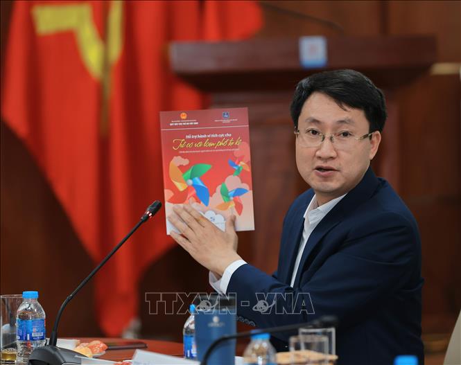 Ra mắt tài liệu “Hỗ trợ hành vi tích cực cho trẻ có rối loạn phổ tự kỉ”. Ảnh: Hoàng Hiếu - TTXVN