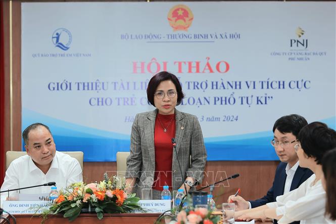 Giám đốc Công ty PNJ miền Bắc Phạm Thùy Dung phát biểu về ý nghĩa của dự án. Ảnh: Hoàng Hiếu - TTXVN