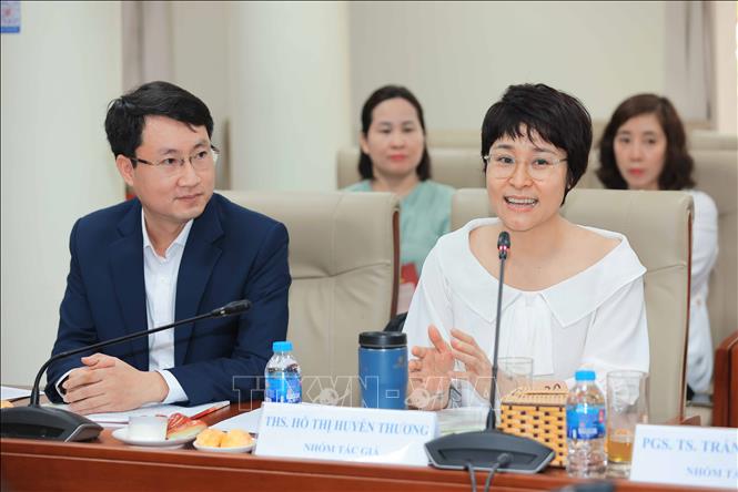 Ths. Hồ Thị Huyền Thương - Đại diện nhóm tác giả phát biểu. Ảnh: Hoàng Hiếu - TTXVN