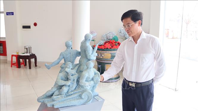 Đại biểu chiêm ngưỡng tác phẩm Mũi đột kích của tác giả Lê Văn Tuấn trưng bày tại Nhà sáng tác Vũng Tàu. Ảnh: Huỳnh Sơn - TTXVN