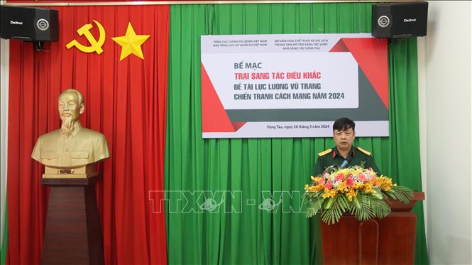 Đại tá Đinh Xuân Hòa, Phó Giám đốc Bảo tàng Lịch sử Quân sự Việt Nam, phát biểu Bế mạc Trại sáng tác. Ảnh: Huỳnh Sơn - TTXVN