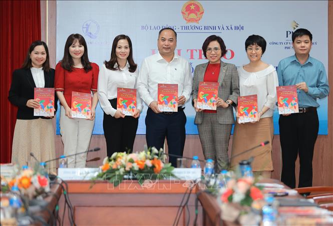 Các đại biểu thực hiện nghi thức ra mắt tài liệu. Ảnh: Hoàng Trung Hiếu - TTXVN