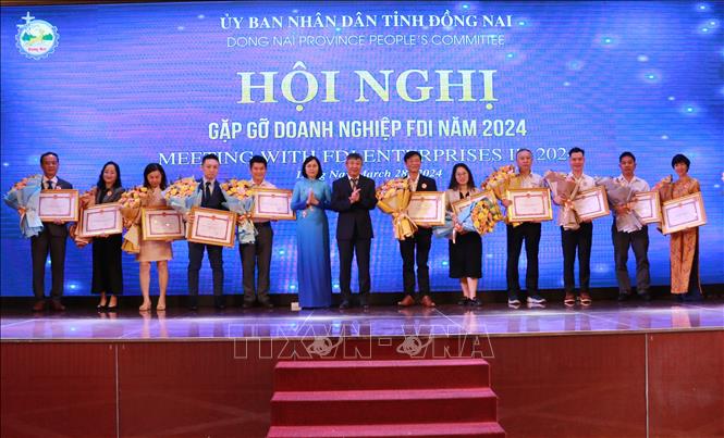 Lãnh đạo tỉnh Đồng Nai tặng bằng khen cho các doanh nghiệp FDI tiêu biểu. Ảnh: Công Phong - TTXVN