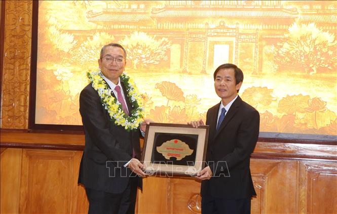 Chairman of the provincial People’s Committee Nguyen Van Phuong hands over the “Honorary citizen of Thua Thien - Hue province” title to Japanese doctor Tadashi Hattori. VNA Photo: Tường Vi
