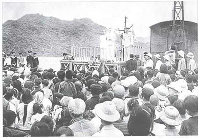 Bác Hồ nói chuyện với cán bộ, nhân dân đảo Cát Bà (1/4/1959). Ảnh: Tư liệu TTXVN phát