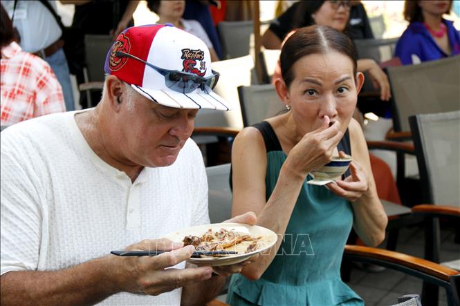 Tourists enjoy dishes at the event. VNA Photo: Nguyễn Thanh