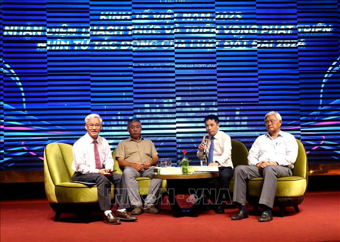 Các chuyên gia cung cấp các thông tin về những điểm mới, quan trọng của Luật Đất đai sửa đổi năm 2024 và những tác động đến nền kinh tế và doanh nghiệp. Ảnh: Thu Hiền - TTXVN