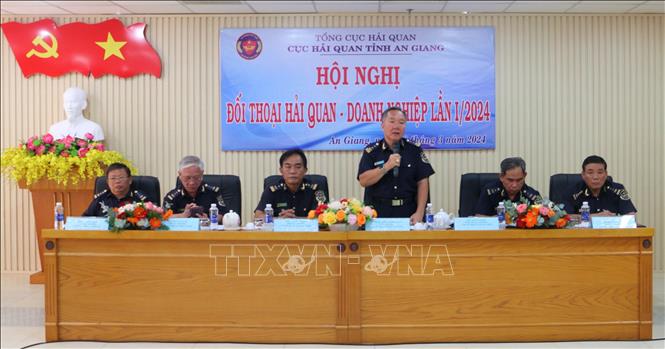 Cục trưởng Cục Hải quan An Giang Nguyễn Thanh Toàn trực tiếp trả lời các câu hỏi của doanh nghiệp tại hội nghị. Ảnh: Công Mạo-TTXVN