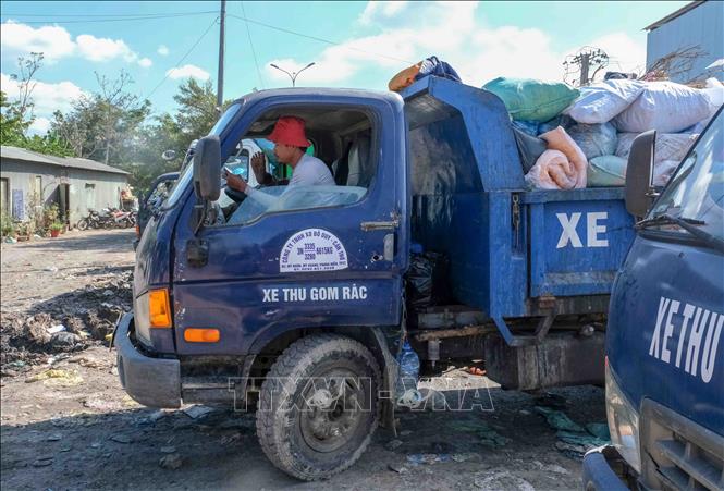 Tài xế xe trung chuyển rác chờ đến lượt vào đổ rác ở bãi tập kết trong khu dân cư Thới Nhựt 2, phường An Khánh, quận Ninh Kiều. Ảnh: Thanh Liêm - TTXVN