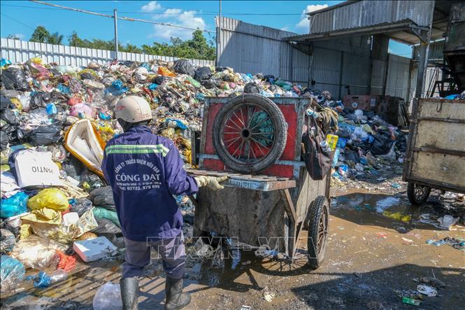 Do nhà máy đốt rác tạm ngưng hoạt động, rác ùn ứ tại bãi tập kết ở khu dân cư Thới Nhựt, phường An Khánh, quận Ninh Kiều. Ảnh: Thanh Liêm - TTXVN