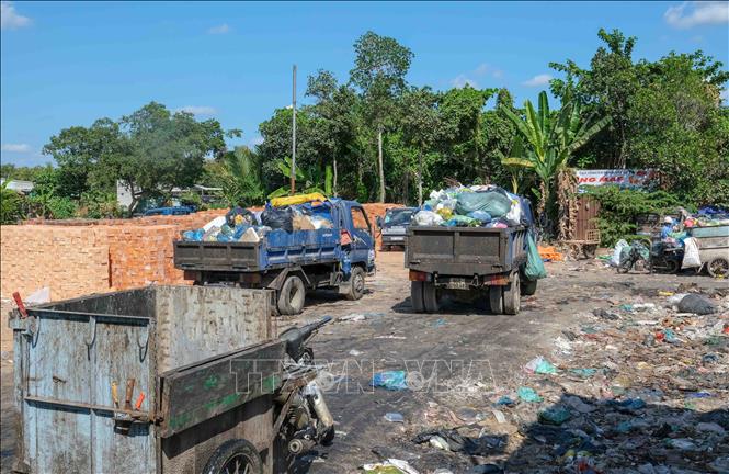 Các xe tải chờ đến lượt vào đổ rác tại Trạm tập kết rác trong khu dân cư Thới Nhựt 2, phường An Khánh, quận Ninh Kiều. Ảnh: Thanh Liêm - TTXVN