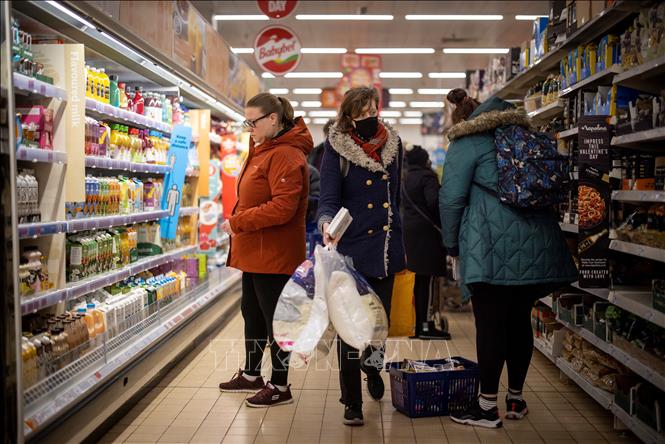 Người dân mua thực phẩm tại siêu thị ở London, Anh. Ảnh: AFP/TTXVN