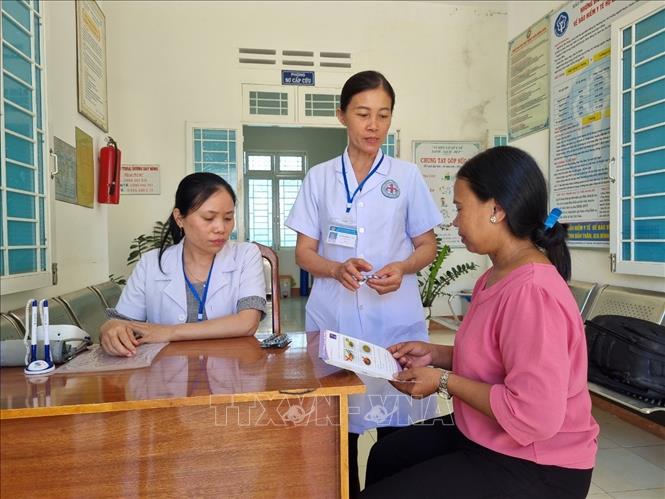 Trạm Y tế xã Tân Lập, huyện Kon Rẫy, tỉnh Kon Tum hiện không có bác sỹ, chỉ có y sỹ đa khoa thăm, khám cho bệnh nhân. Ảnh: Dư Toán – TTXVN