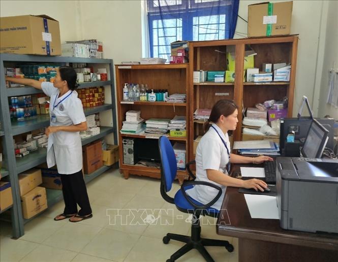 Không có bác sỹ nên công việc của các y sỹ, dược sỹ tại Trạm Y tế xã Tân Lập, huyện Kon Rẫy, tỉnh Kon Tum gặp nhiều khó khăn. Ảnh: Dư Toán – TTXVN