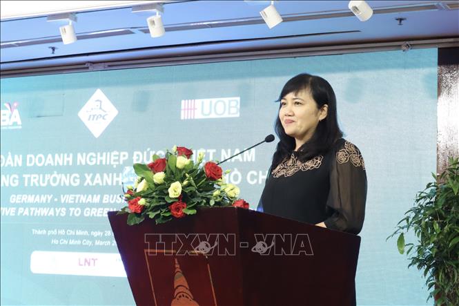 ITPC Deputy Director of ITPC Cao Thi Phi Van speaks at the business forum. VNA Photo: Xuân Anh